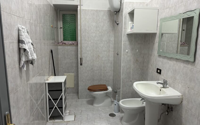 Bilocale locato ottimo investimento – Via Umbria – Ad. Corso Secondigliano –